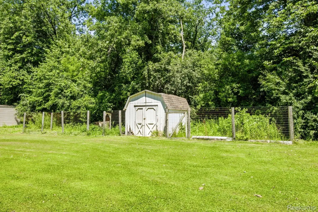 5275 Gratiot Avenue St. Clair Township MI 48079