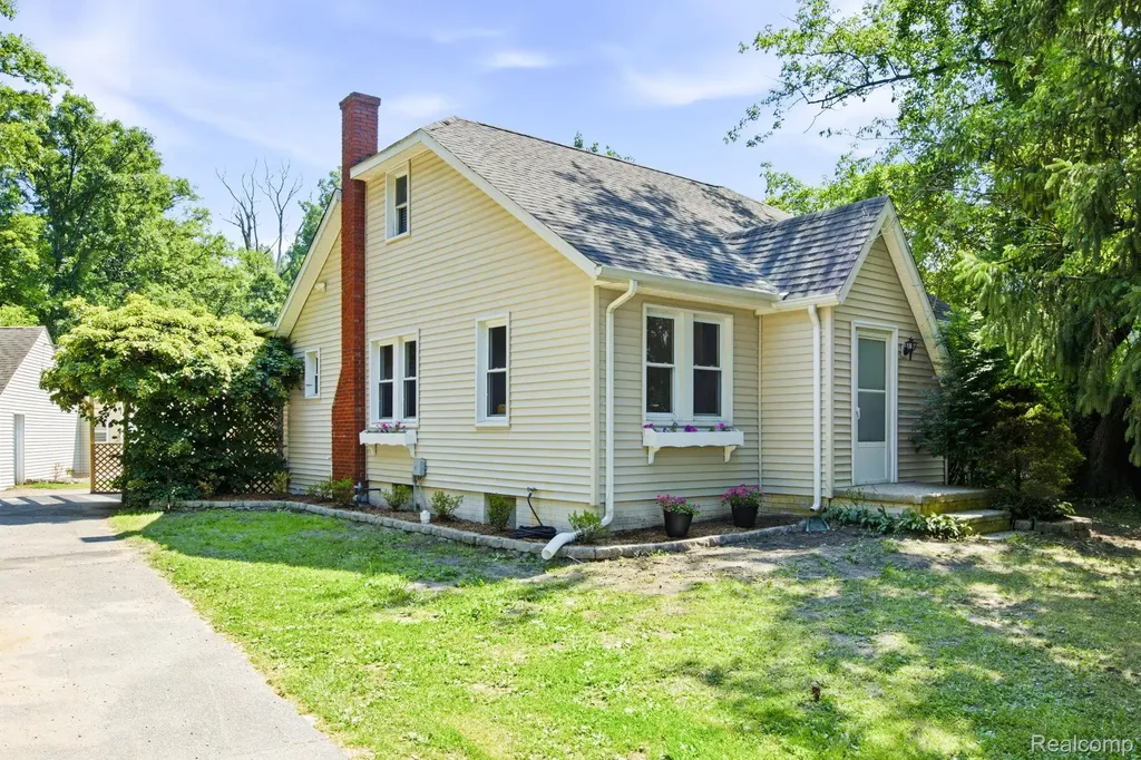 5275 Gratiot Avenue St. Clair Township MI 48079