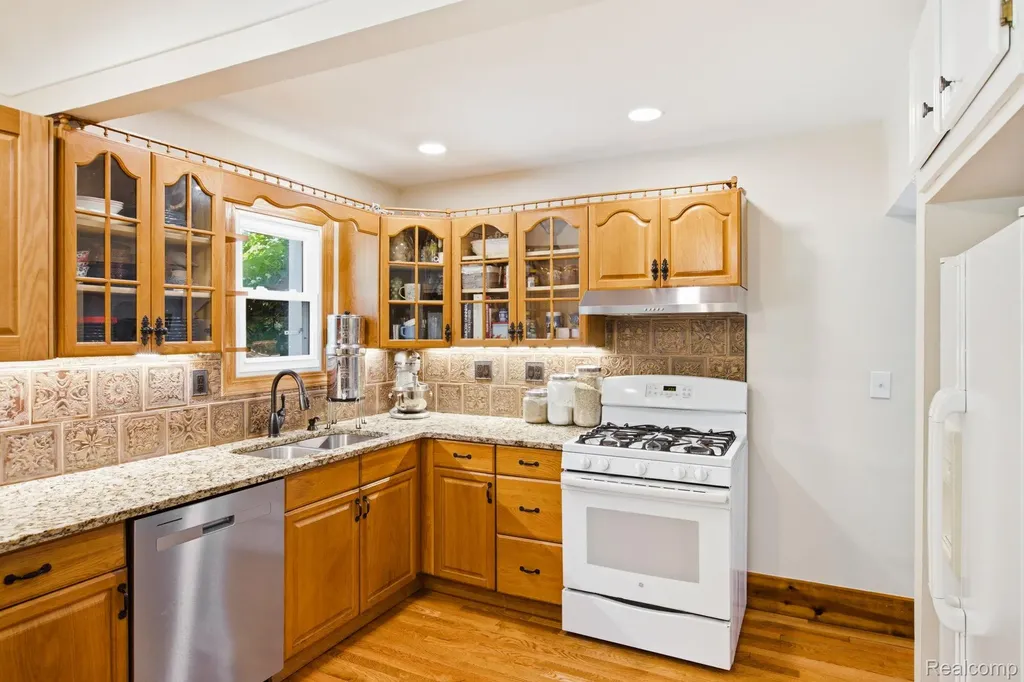 5275 Gratiot Avenue St. Clair Township MI 48079