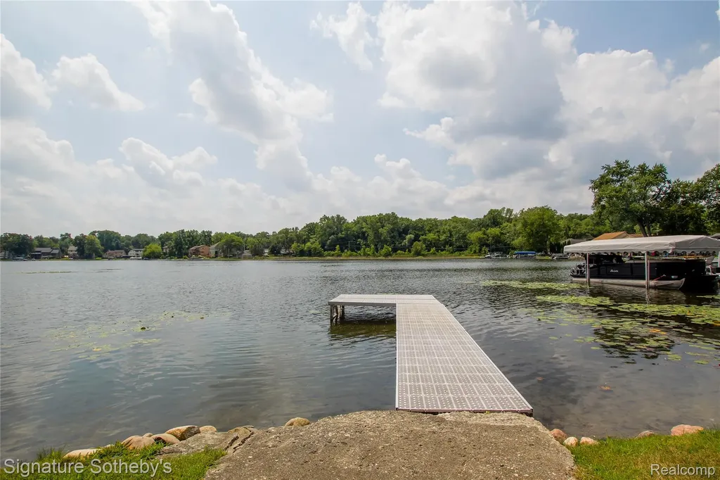 9393 Boncrest Street Commerce Charter Township MI 48382