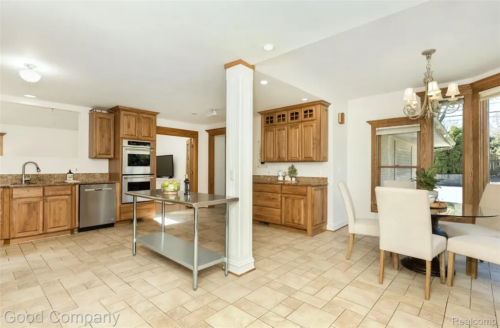 2135 Vinsetta Boulevard Royal Oak City MI 48073