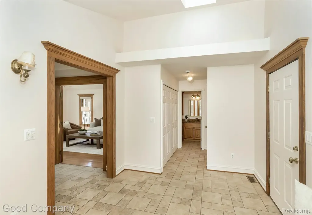 2135 Vinsetta Boulevard Royal Oak City MI 48073
