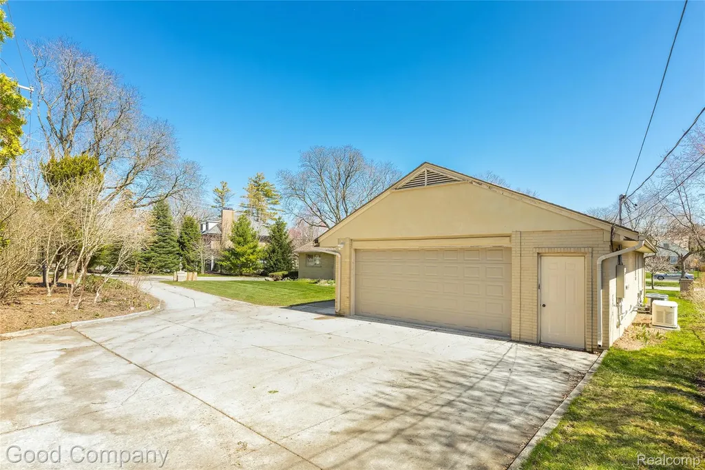 2135 Vinsetta Boulevard Royal Oak City MI 48073