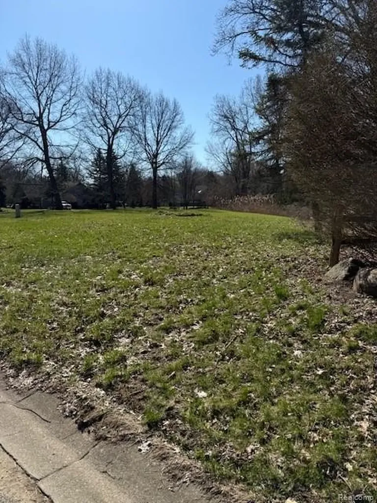 5926 Hunters Ridge Drive Washington Township MI 48094