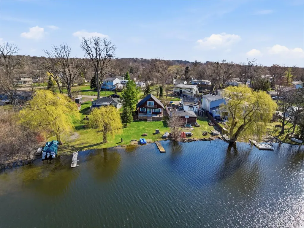 329 Lansing Drive Waterford Charter Township MI 48328