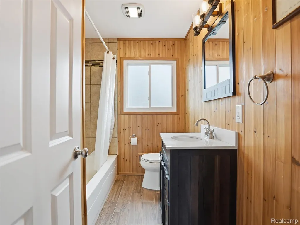 329 Lansing Drive Waterford Charter Township MI 48328