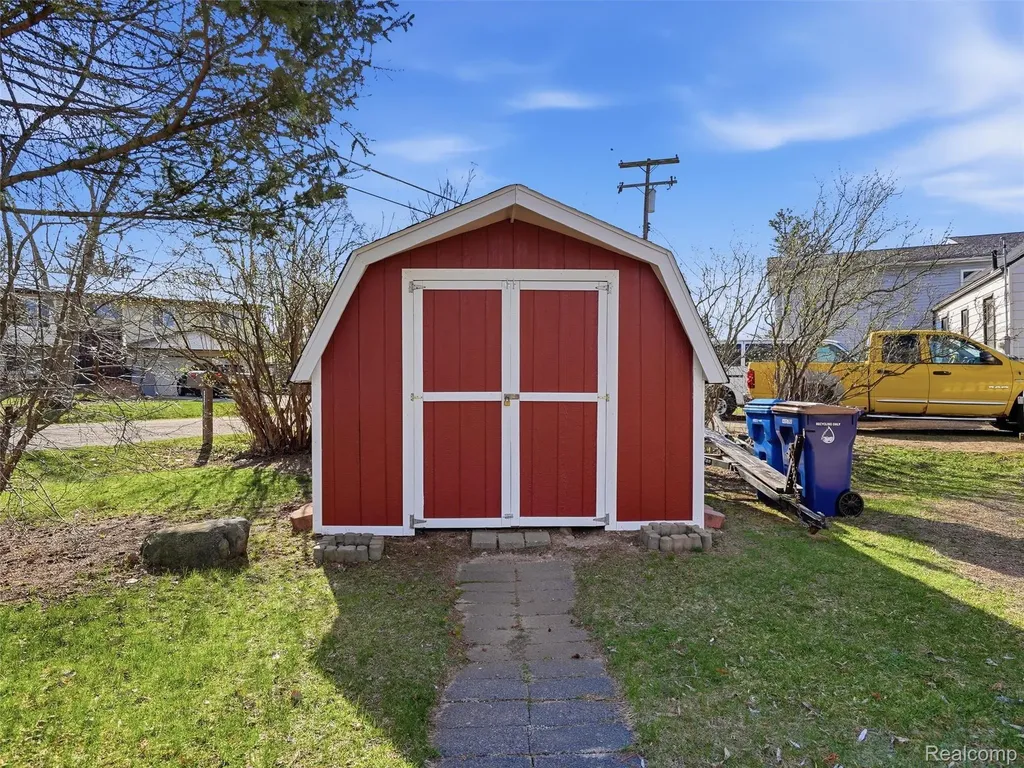329 Lansing Drive Waterford Charter Township MI 48328