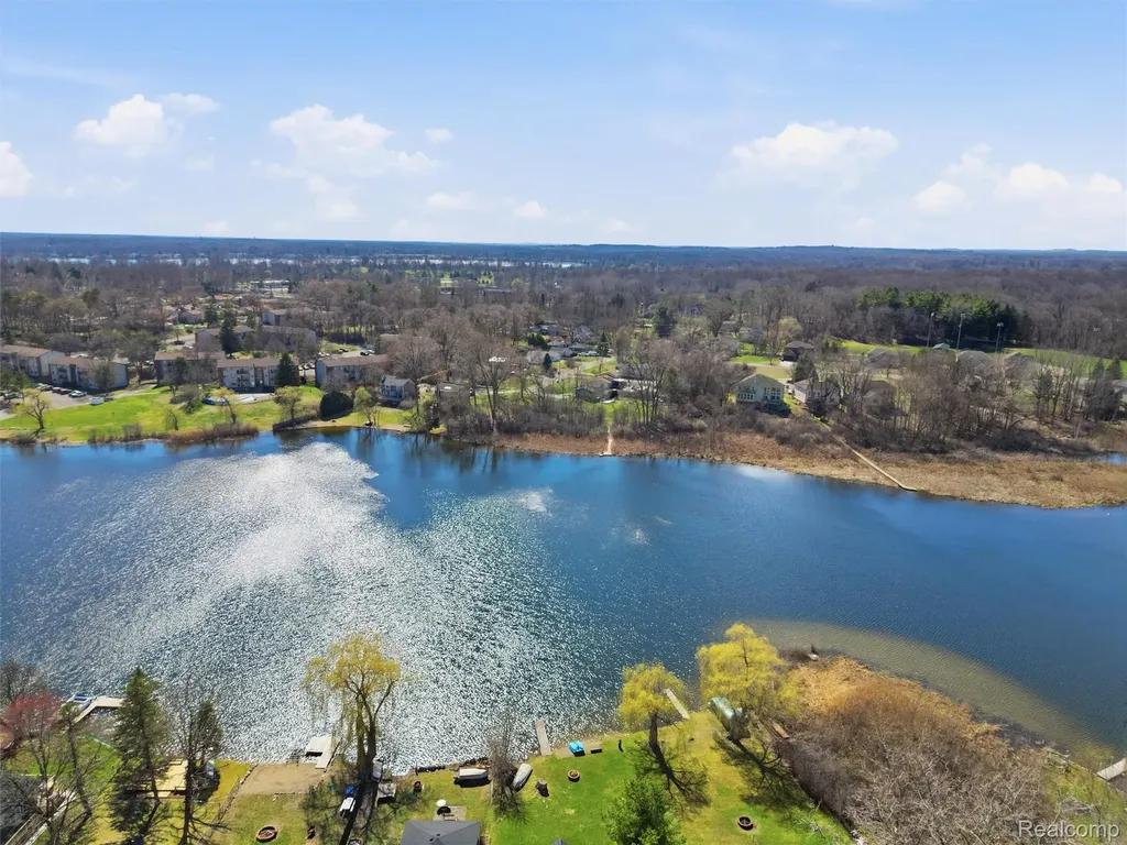 329 Lansing Drive Waterford Charter Township MI 48328