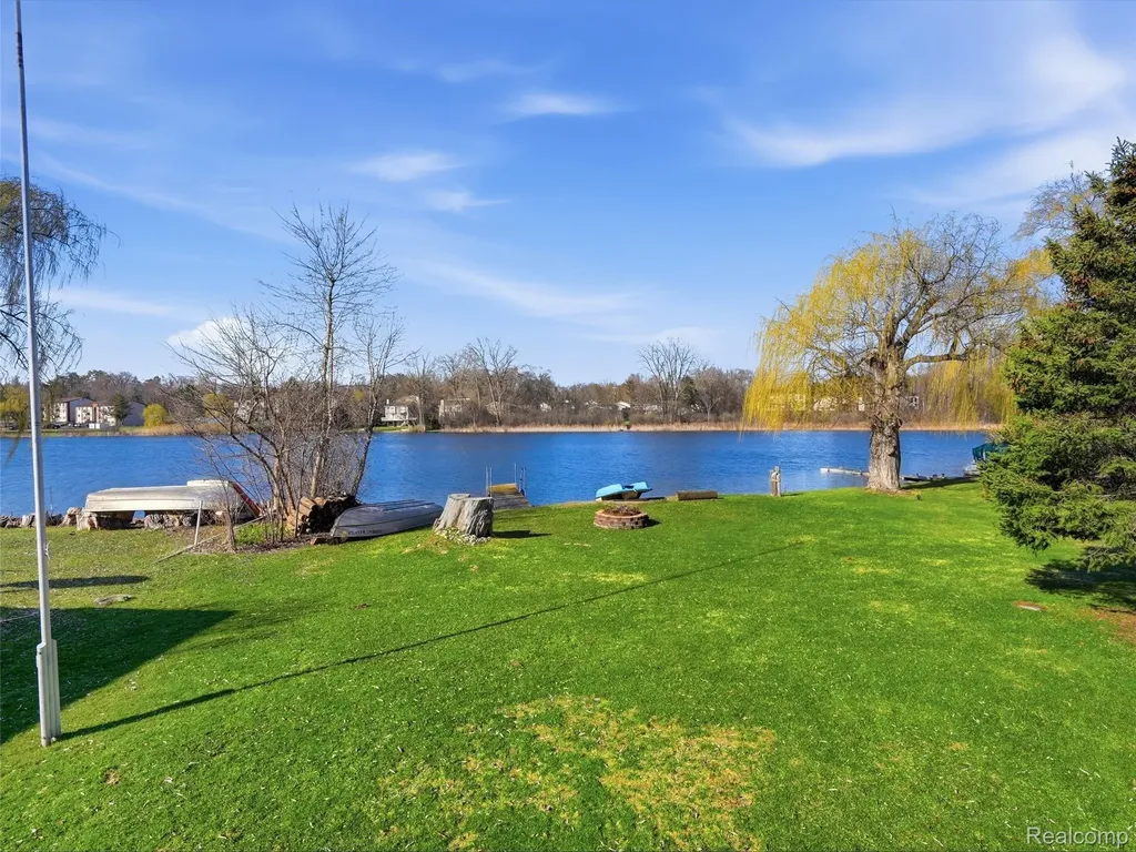 329 Lansing Drive Waterford Charter Township MI 48328