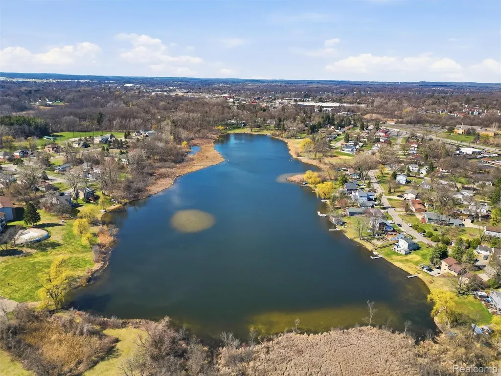 329 Lansing Drive Waterford Charter Township MI 48328