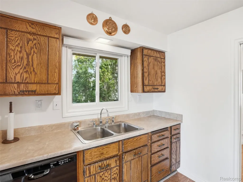 329 Lansing Drive Waterford Charter Township MI 48328