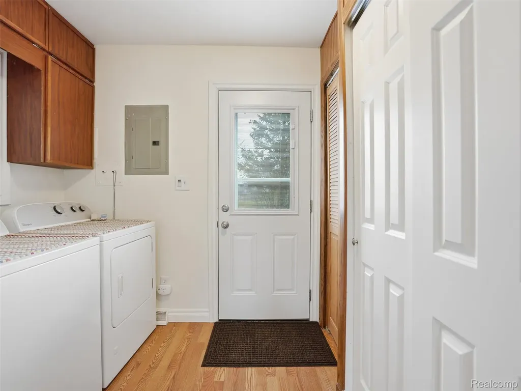 329 Lansing Drive Waterford Charter Township MI 48328