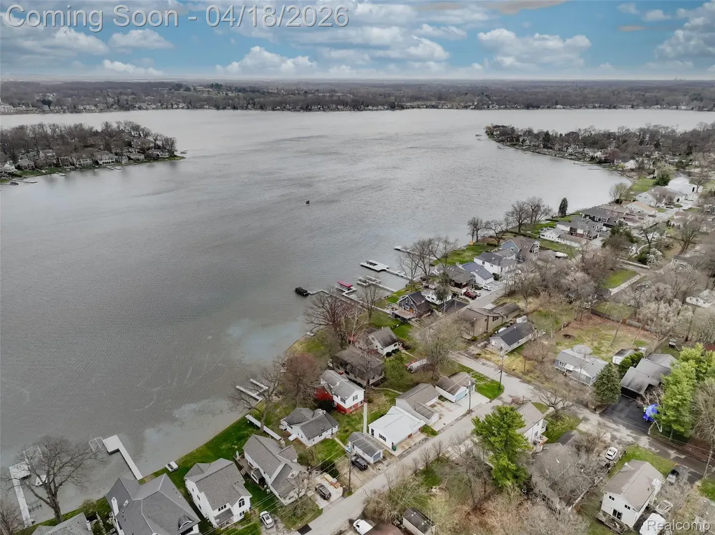 2514 Barton Street Commerce Charter Township MI 48382