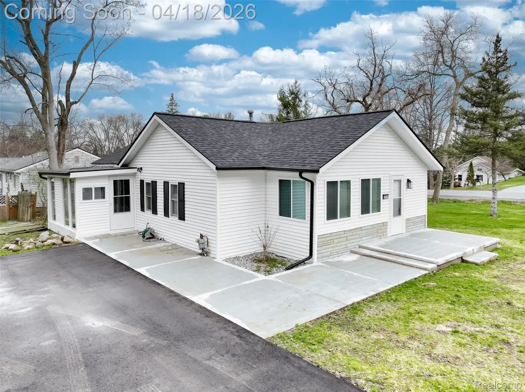 2514 Barton Street Commerce Charter Township MI 48382