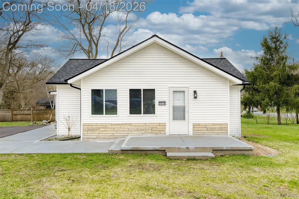 2514 Barton Street Commerce Charter Township MI 48382