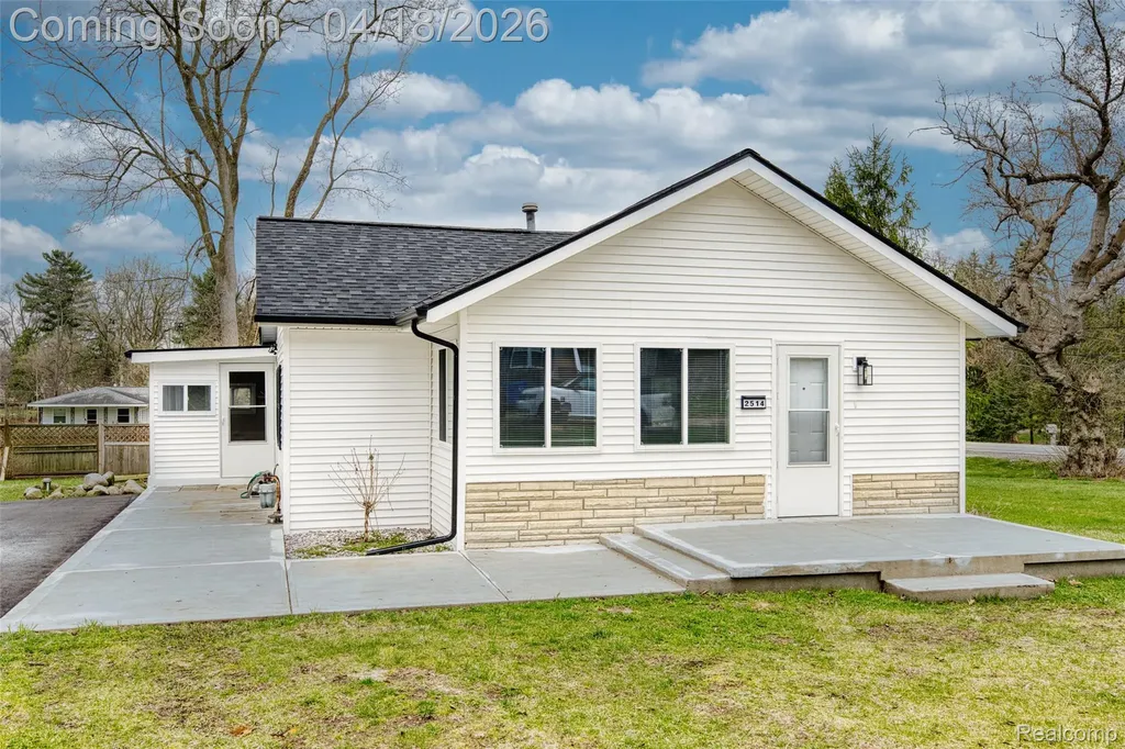2514 Barton Street Commerce Charter Township MI 48382
