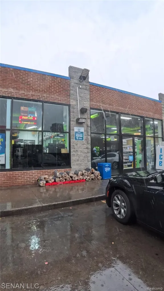 8009 E Jefferson Avenue Detroit City MI 48214