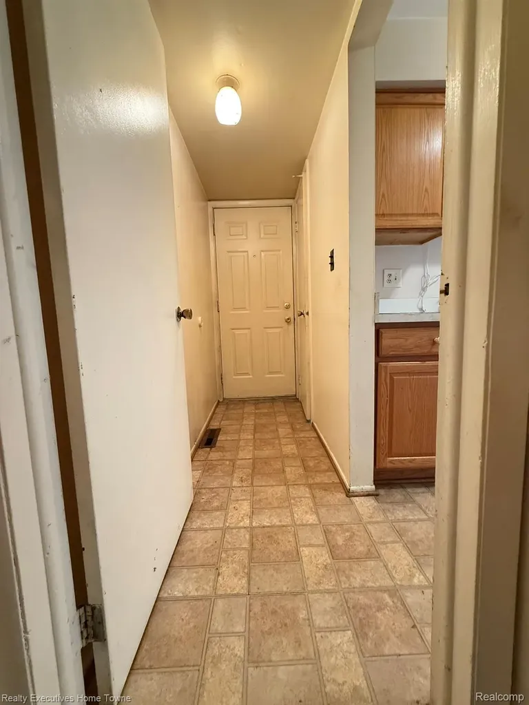 25968 Jeanette Roseville City MI 48066
