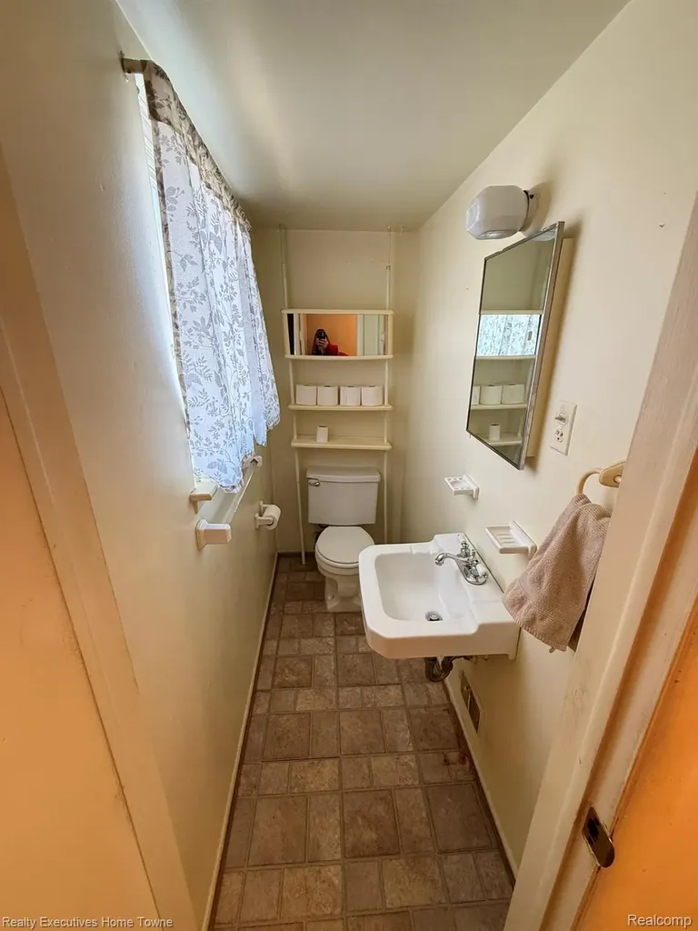 25968 Jeanette Roseville City MI 48066