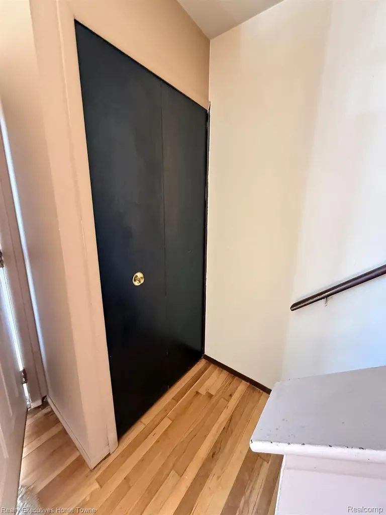 25968 Jeanette Roseville City MI 48066