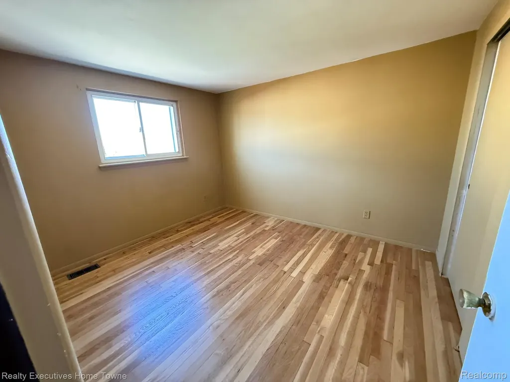 25968 Jeanette Roseville City MI 48066