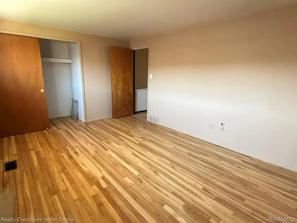 25968 Jeanette Roseville City MI 48066