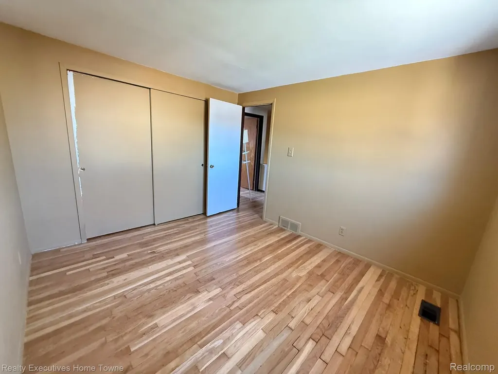 25968 Jeanette Roseville City MI 48066