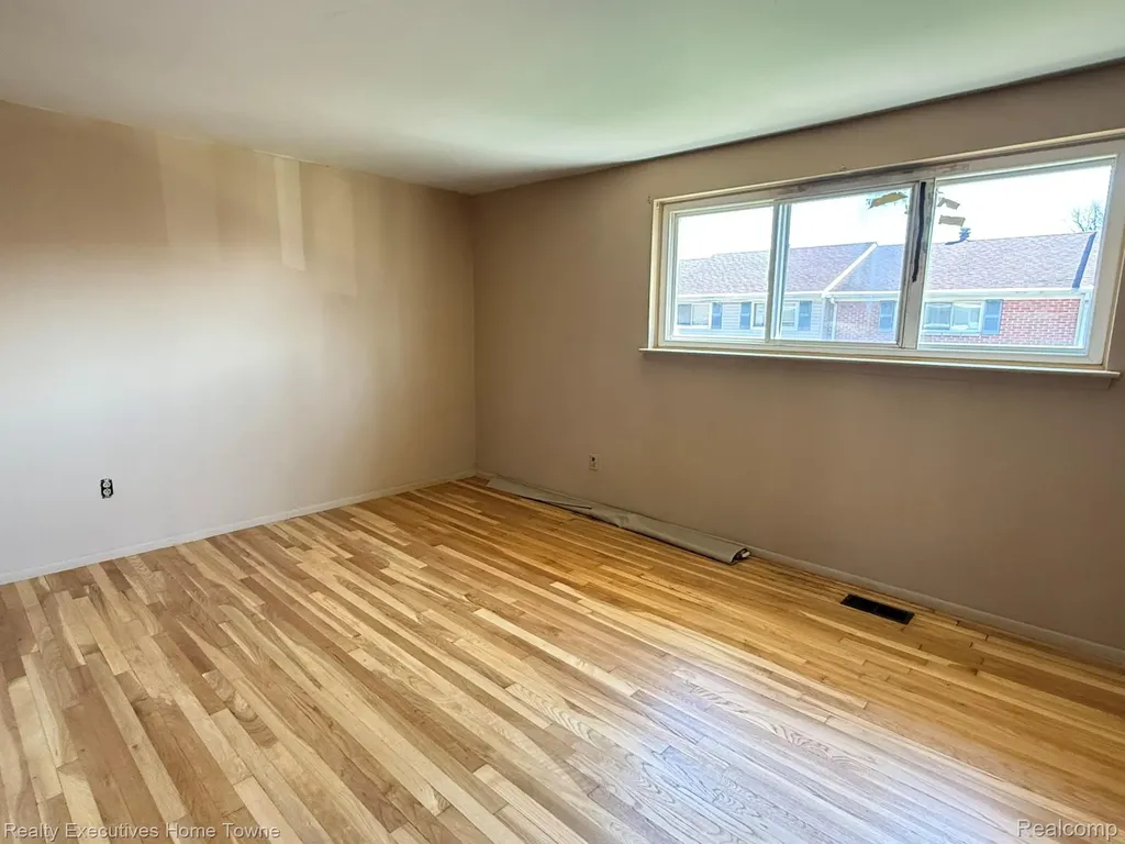 25968 Jeanette Roseville City MI 48066
