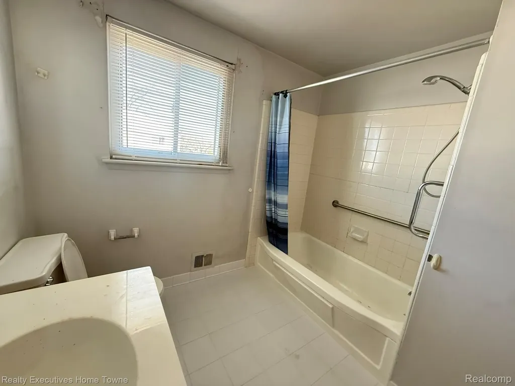 25968 Jeanette Roseville City MI 48066