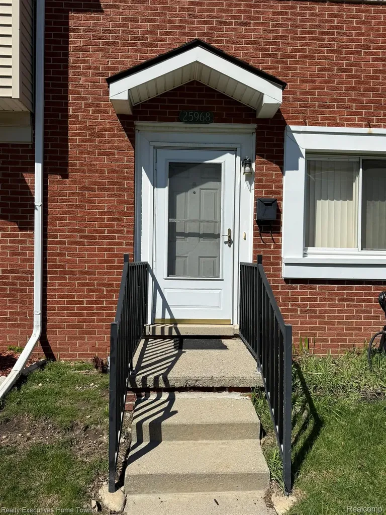 25968 Jeanette Roseville City MI 48066