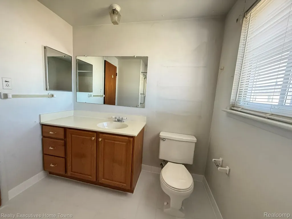 25968 Jeanette Roseville City MI 48066
