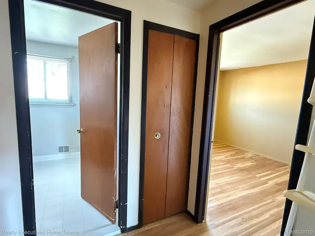 25968 Jeanette Roseville City MI 48066