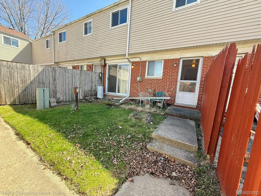 25968 Jeanette Roseville City MI 48066