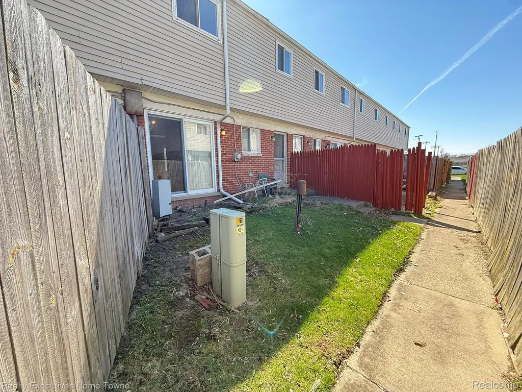 25968 Jeanette Roseville City MI 48066