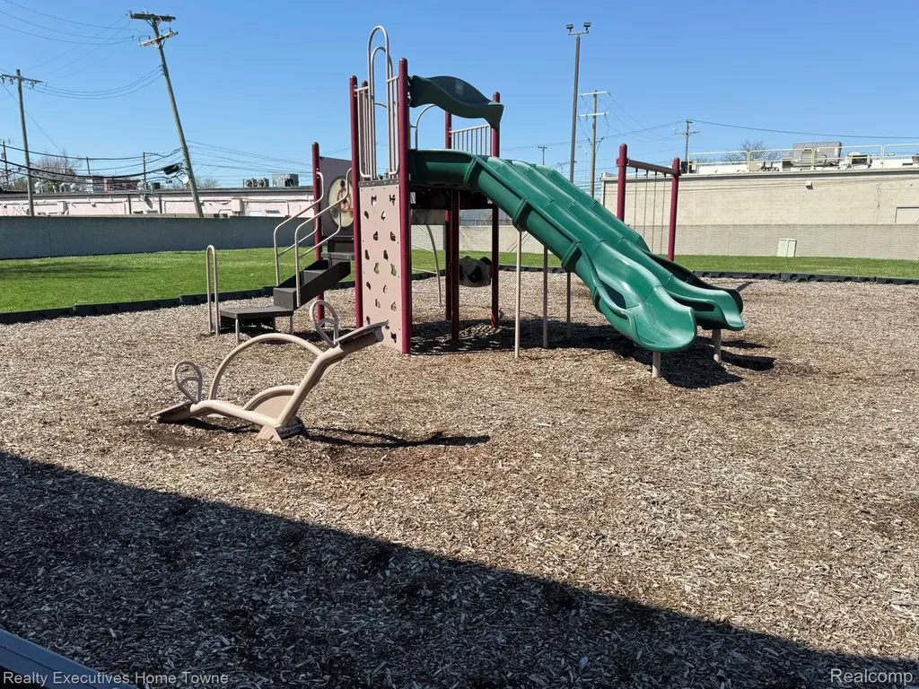 25968 Jeanette Roseville City MI 48066