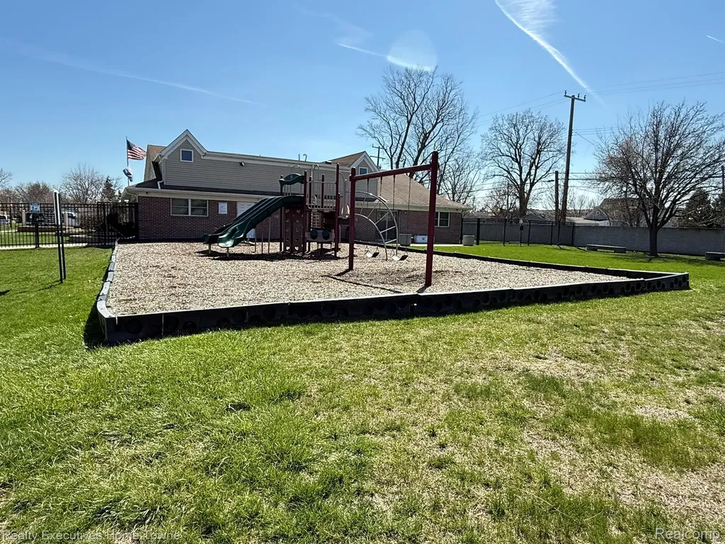 25968 Jeanette Roseville City MI 48066
