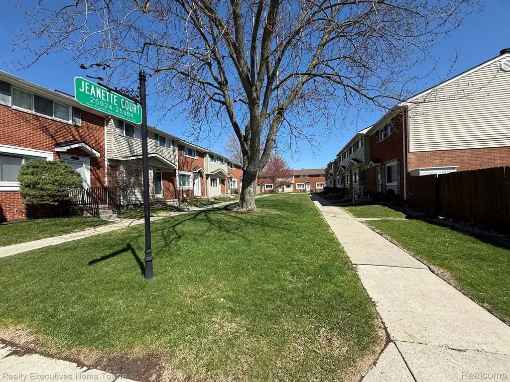 25968 Jeanette Roseville City MI 48066