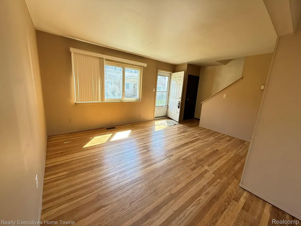 25968 Jeanette Roseville City MI 48066