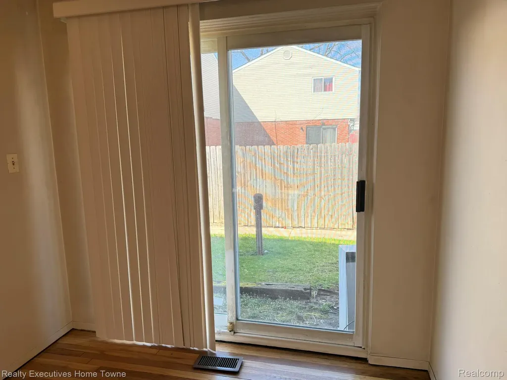 25968 Jeanette Roseville City MI 48066