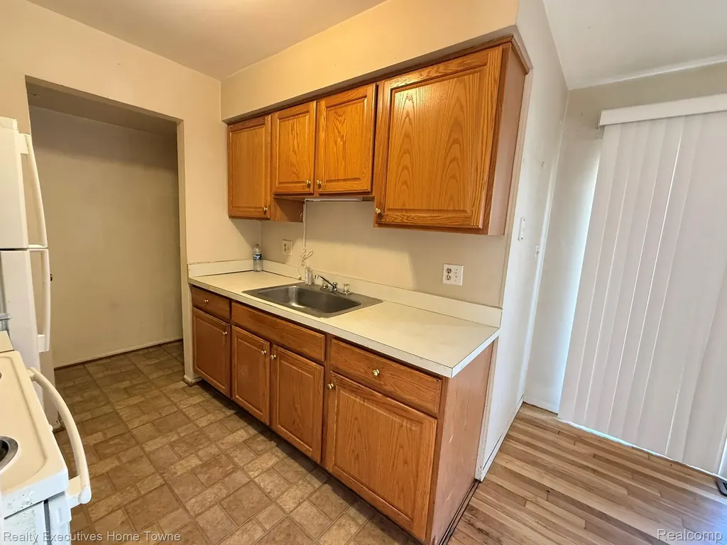 25968 Jeanette Roseville City MI 48066