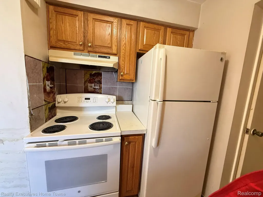 25968 Jeanette Roseville City MI 48066