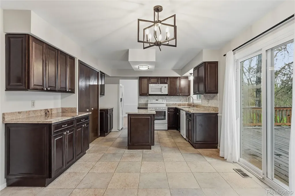 5119 Greenbriar Drive West Bloomfield Charter Township MI 48323