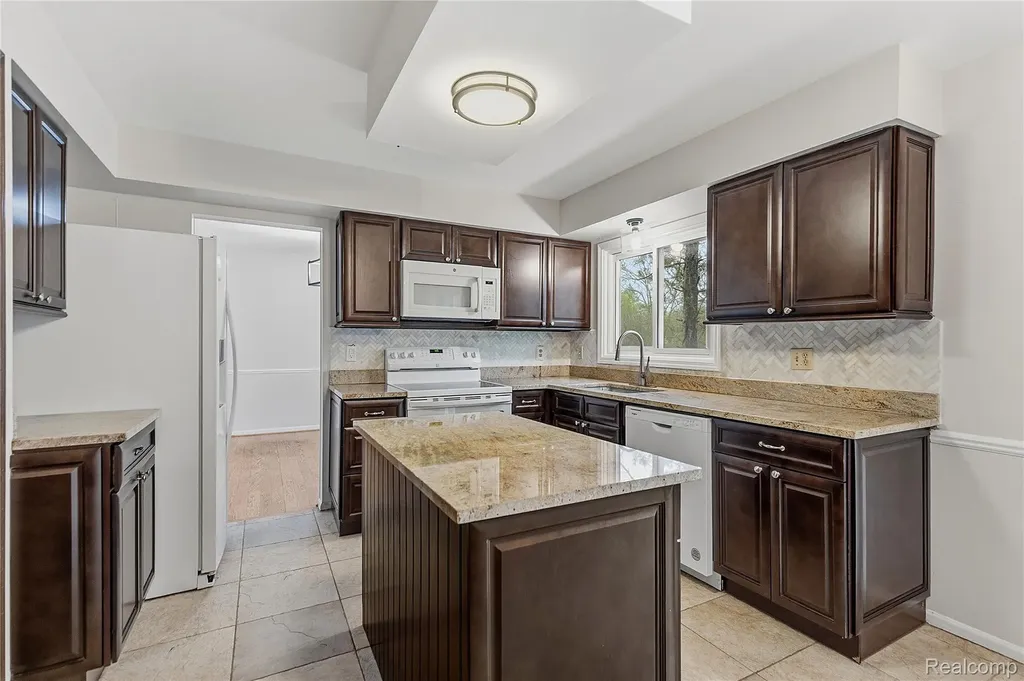 5119 Greenbriar Drive West Bloomfield Charter Township MI 48323