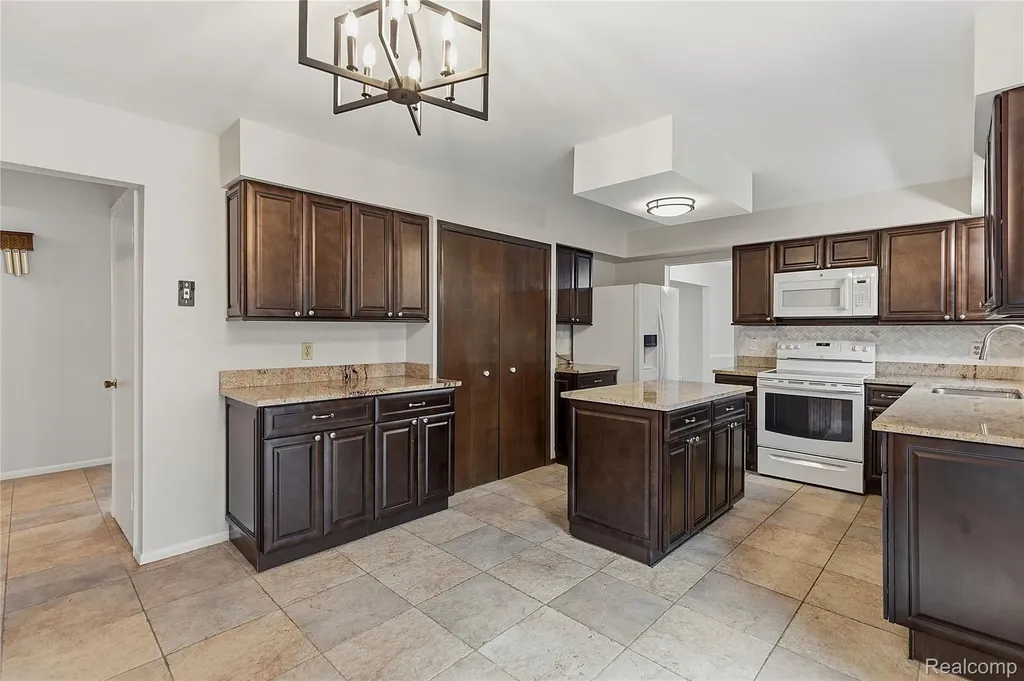 5119 Greenbriar Drive West Bloomfield Charter Township MI 48323