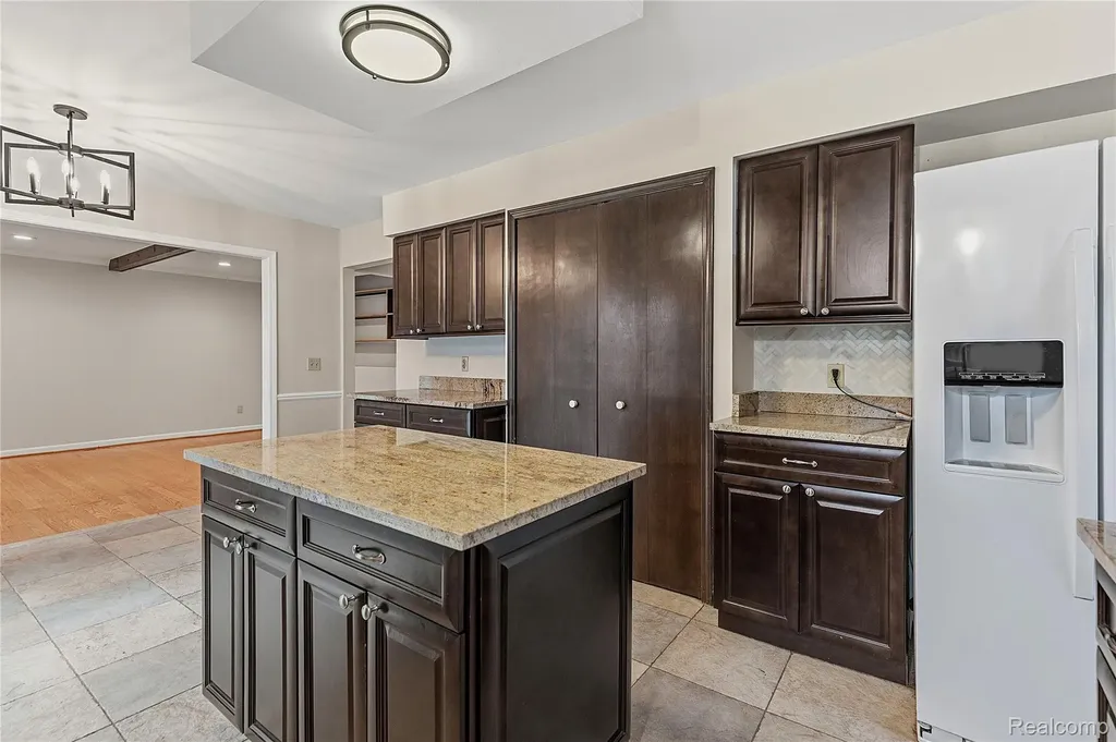 5119 Greenbriar Drive West Bloomfield Charter Township MI 48323