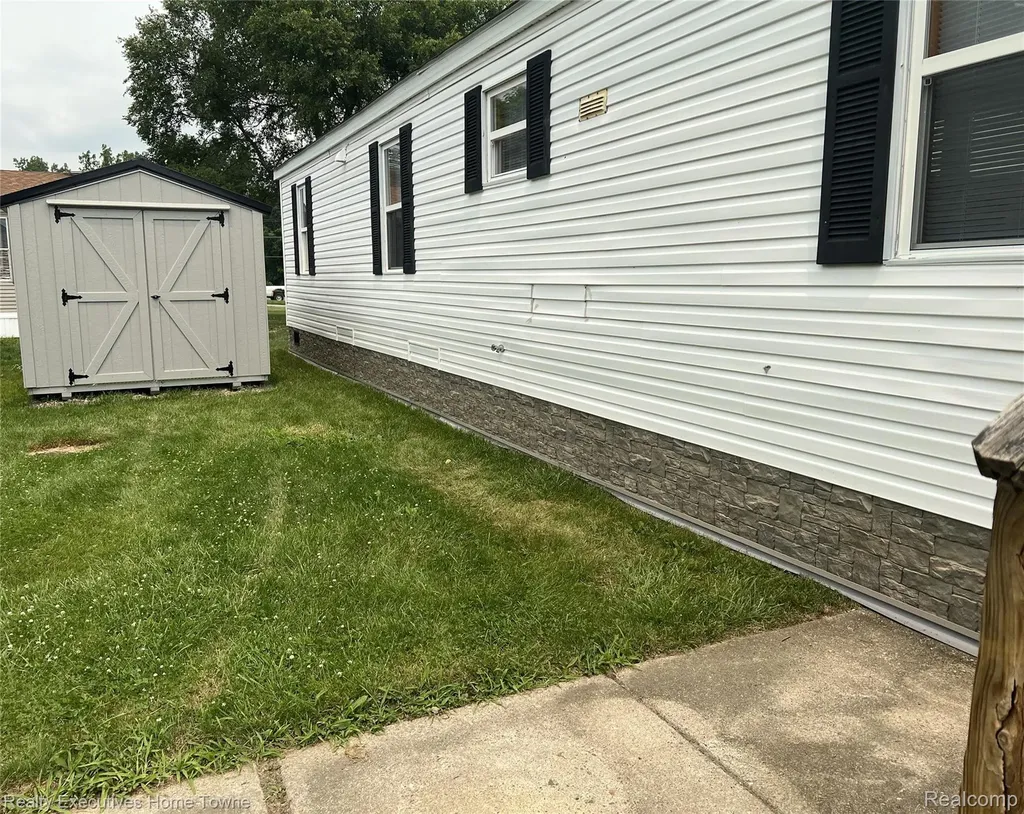 7130 Mapleview Circle Brown City City MI 48416
