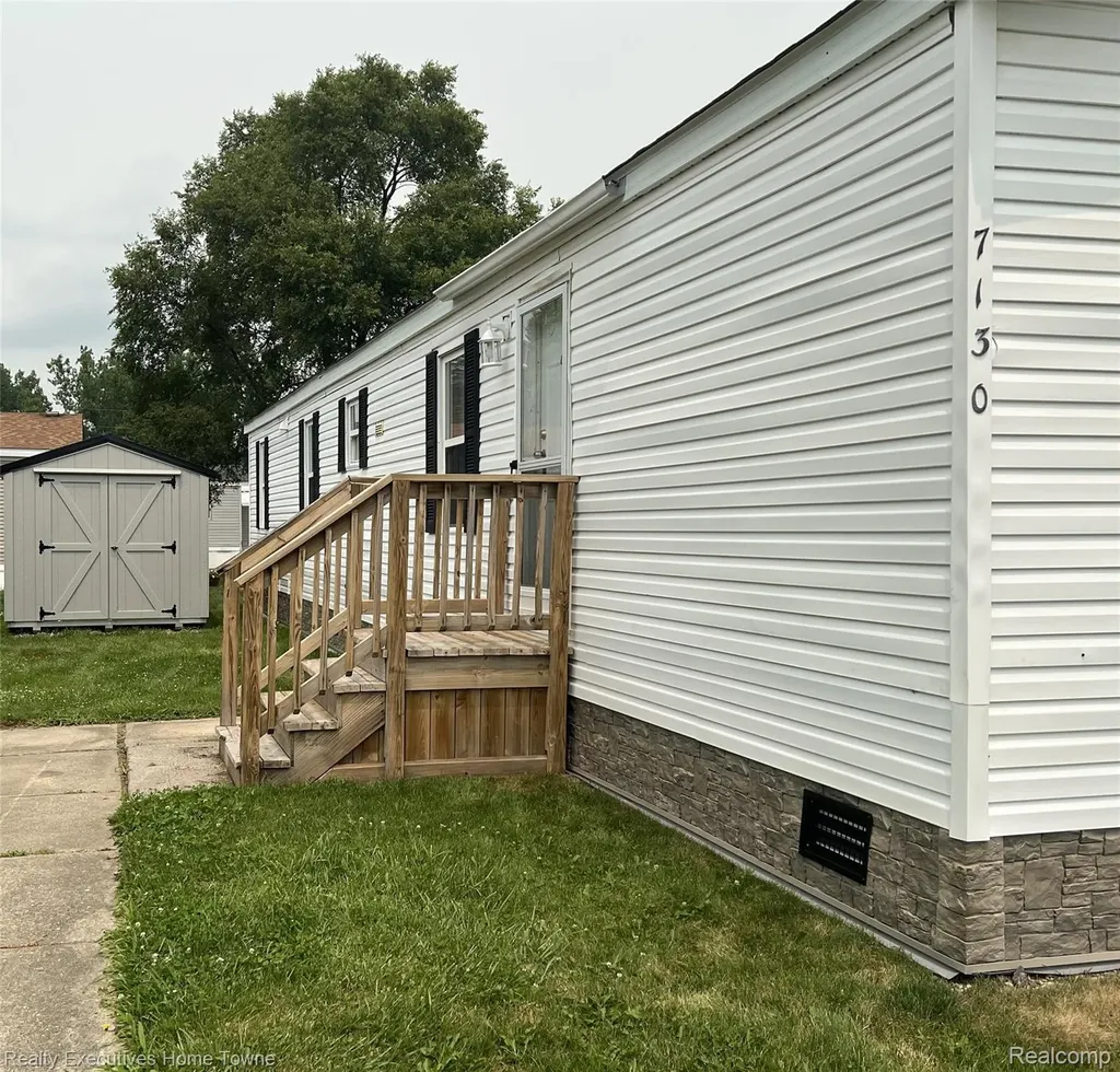 7130 Mapleview Circle Brown City City MI 48416
