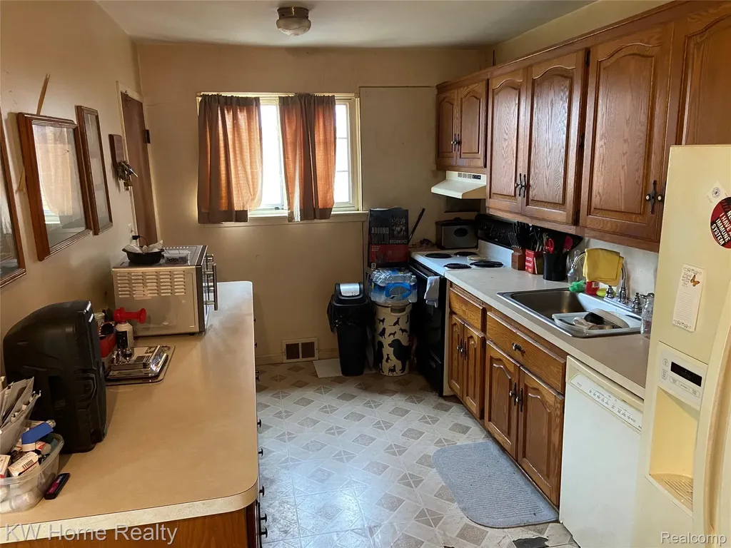 15251 Elderwood Street Roseville City MI 48066