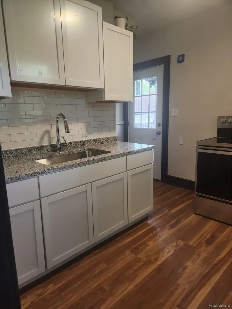 428 E Milton Avenue Hazel Park City MI 48030