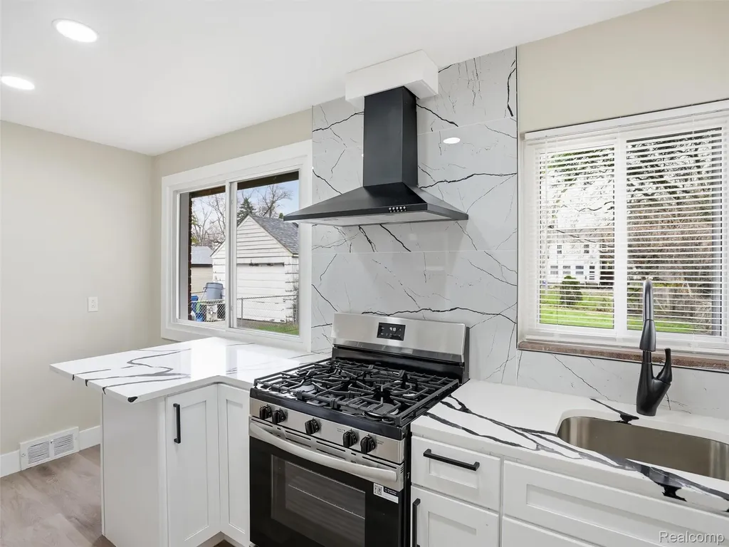 18686 Brady Redford Charter Township MI 48240